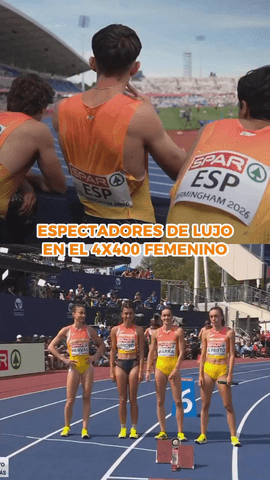  Los chicos del relevo 4x400 viendo como las ‘𝓖𝓸𝓵𝓭𝓮𝓷 𝓑𝓾𝓫𝓫𝓵𝓮𝓼’ accedían a la final de esa misma prueba