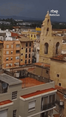 Una intensa tromba de agua, acompa�ada de vientos muy fuertes, ha provocado da�os en una iglesia de Alcira (Valencia).