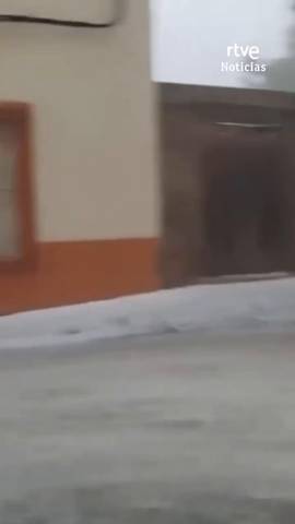 Una intensa tormenta de granizo ha cubierto de blanco Nerpio, en Albacete, como si hubiera nevado en pleno mes de agosto.
