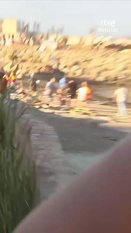 Manifestantes en Ceuta destrozan campamentos de migrantes en la playa en medio de una tensa protesta