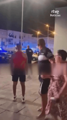 Un tiroteo registrado en la noche de este domingo en la localidad de Isla Cristina, Huelva, se ha saldado con al menos tres personas muertas, una de ellas menor de edad, y un herido grave.
