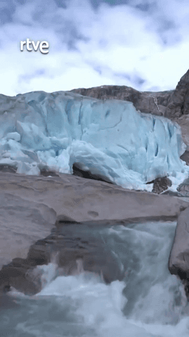 Juan y su perrito Migas viajan hasta Noruega para explorar el impresionante Glaciar de Nigards