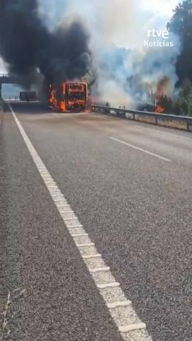 Un autob�s con 63 pasajeros ha quedado completamente calcinado en la AG-53, a la altura de Pi�or de Cea (Ourense).