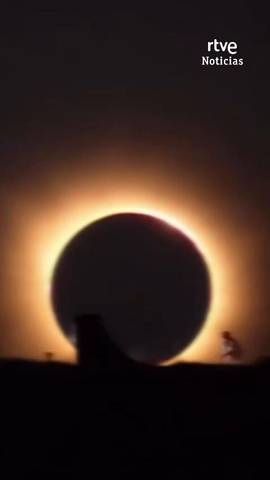 El skater ol�mpico espa�ol, Danny Le�n, ha hecho uno de sus trucos durante el eclipse y la imagen se ha vuelto ic�nica.