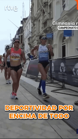 El gesto de deportividad de María Pérez con su amiga Antonella Palmisano cuando la italiana sufrió un tropiezo.