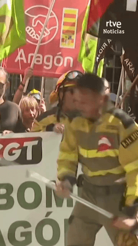 En Arag�n se manifiestan los bomberos forestales.