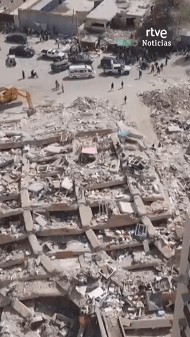 Dos meses despu�s del terremoto que sacudi� el pa�s, Venezuela contin�a sumida en una profunda crisis, con m�s de 18.000 personas en campamentos temporales.