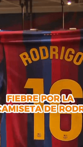  Los aficionados del Bar�a no esperan para llevar el dorsal y el nombre de Rodri en su camiseta.