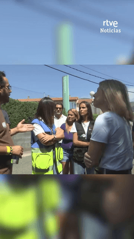 Momentos de tensi�n durante la visita de Mar�a Guardiola a los vecinos desalojados por el incendio de Las Hurdes, en C�ceres.