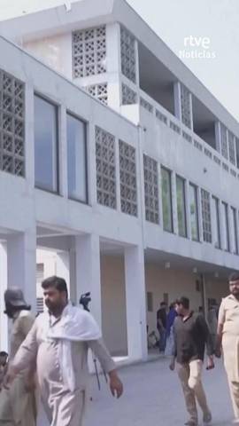 Mueren al menos 14 reci�n nacidos en el incendio de la maternidad de un hospital en Pakist�n.