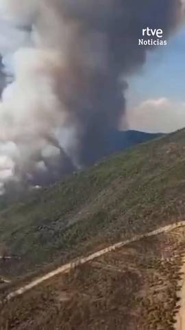  Dos batallones de la UME y 26 medios a�reos combaten en Las Hurdes, C�ceres, un incendio 'convectivo' a�n sin control.