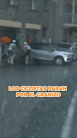  Carrera detenida en La Vuelta por una granizada.