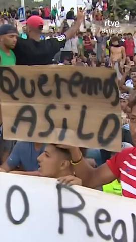 Cientos de migrantes que permanecen en el asentamiento improvisado de la playa del Trampol�n, en Ceuta, han protagonizado este domingo una concentraci�n para reclamar su derecho de asilo.