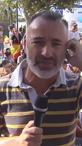 Los manifestantes en Ceuta tratan de bloquear a esta hora el paso del cami�n que transporta la comida que, como cada tarde, la Cruz Roja reparte a los migrantes.