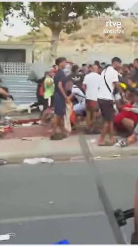 Agentes de la Polic�a Nacional han tenido que realizar disparos al aire para evitar disturbios a las puertas del centro de acogida de Loma Colmenar, en Ceuta.