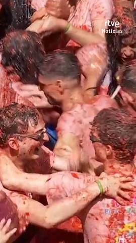  Unos 150.000 kilos de tomate pera, 30.000 m�s que el a�o pasado, han servido de munici�n para la Tomatina de este a�o.