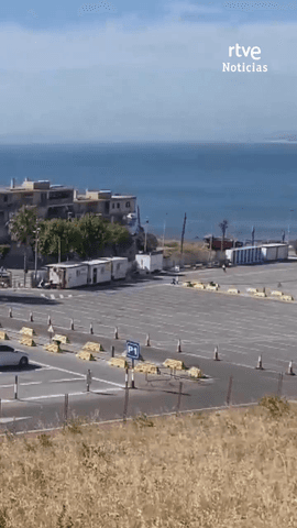 El Gobierno toma el control del puerto de Ceuta para la ubicaci�n temporal de migrantes.