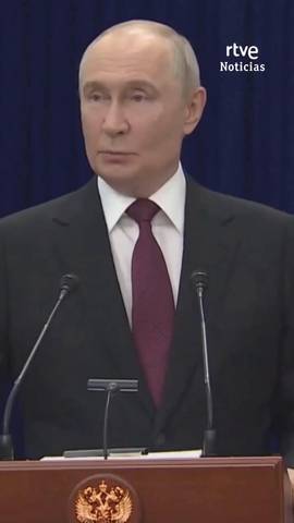 Vlad�mir Putin responde a las acusaciones de Alemania de que Rusia est� llevando a cabo una guerra h�brida en Europa.