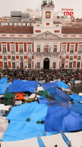 Ignatius Farray, cómico y escritor, ha pasado por los micrófonos del programa especial ‘24 Horas de RNE’ que Lara Hemoso ha realizado desde la Puerta del Sol.