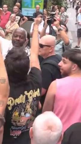  El agitador ultra Bertrand Ndongo ha acudido este lunes a la Puerta del Sol, en Madrid, donde cientos de personas permanecen concentradas desde este s�bado para protestar por la situaci�n de la vivienda en el pa�s.