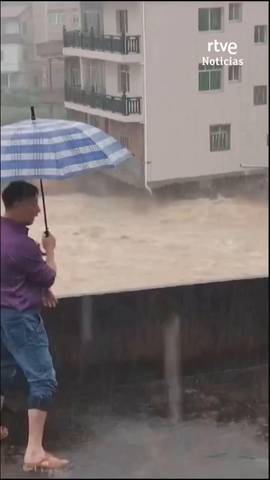 Un edificio se derrumba en China por una riada provocada por las lluvias asociadas al tif�n Saudel.
