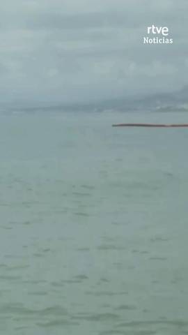 La barrera neum�tica de contenci�n instalada en el espig�n de El Tarajal, en Ceuta, aparece rota en varios tramos.