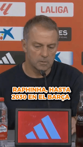 Las palabras de Hansi Flick tras el hat-trick de Raphinha en Sevilla y el anuncio de su ampliación hasta 2030: