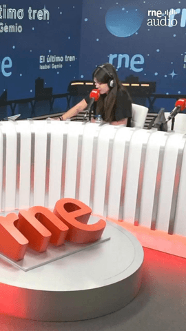Este miércoles, en @elultimotrenrne , @elvirasastre nos habla de ‘La espera’ como un estado emocional que puede desatar la esperanza o la incertidumbre.
