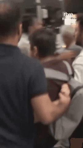 Turqu�a detiene a casi un centenar de activistas en las protestas contra las redadas anti-LGTBIQ+.