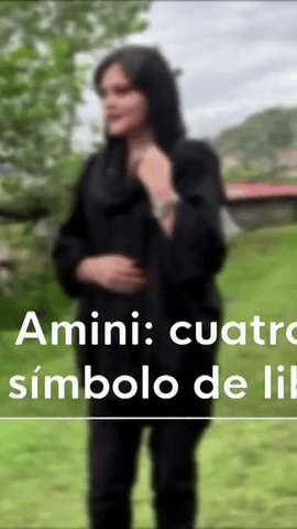 Se cumplen cuatro a�os del asesinato de la joven Mahsa Amini cuando estaba bajo custodia policial en Ir�n por no llevar bien puesto el velo.