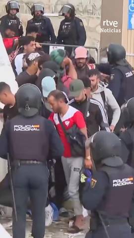 La Polic�a Nacional desaloja el asentamiento informal de la playa de Ben�tez en Ceuta, tras lo que ha procedido al traslado de centenares de migrantes hasta el Centro de Atenci�n Temporal de Extranjeros (CATE), que se encuentra en las naves del Tarajal, para filiarlos.