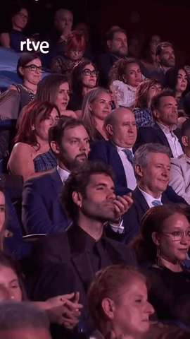 𝐉𝐚𝐯𝐢𝐞𝐫 𝐀𝐦𝐛𝐫𝐨𝐬𝐬𝐢, al recibir el Premio del Público en el Festival de Cine de San Sebastián (@sansebastianfes): «Tenemos mucho que agradeceros al público, sabemos que estáis de nuestro lado y gracias por ahí.