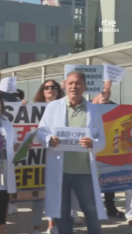 Los sanitarios protestan en Ceuta por el colapso asistencial.