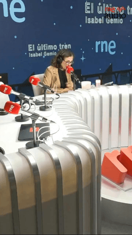  ‘El último tren’ ( @elultimotrenrne ) con Isabel Gemio, recuerda la voz eterna de Nino Bravo junto a su hija, Eva Ferri, en una conversación sobre la vida y la trayectoria del gran cantante.
