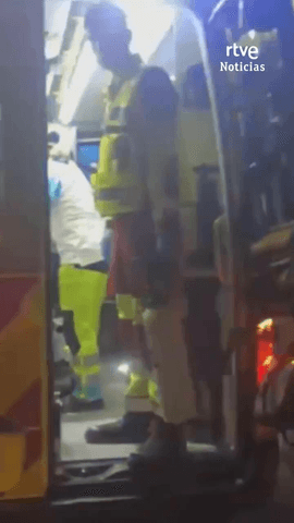 Un menor herido muy grave y otro herido leve tras ser golpeados por un tren de cercan�as.