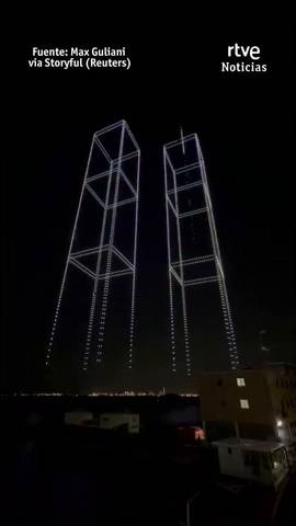  Las Torres Gemelas han sido recreadas en el cielo de Manhattan mediante un espect�culo de casi 3.000 drones, en homenaje a las v�ctimas del 11-S cuando se cumplen 25 a�os de los atentados.