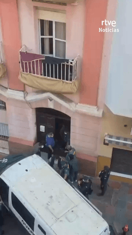 La Guardia Civil desaloja un piso en el centro de Ceuta en el que viv�an hacinados al menos 24 migrantes en situaci�n irregular, seg�n fuentes de la investigaci�n.