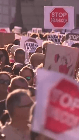  Decenas de miles de personas han recorrido este s�bado las calles de Madrid en una marcha convocada por el Sindicato de Inquilinas para exigir la protecci�n del derecho a la vivienda y protestar contra la 