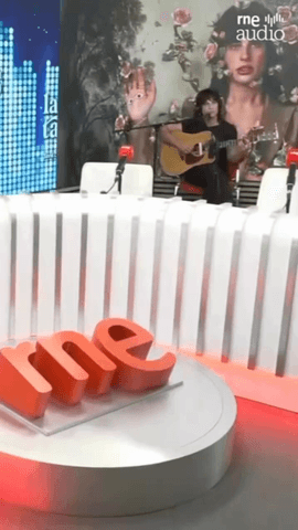  Le conocimos porque hablaba de amapolas y ahora nos enseña ‘La belleza de las flores’, título de su último álbum.