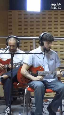  21 puede ser muchas cosas, pero desde hace 15 a�os, es tambi�n una de las mejores bandas del pop espa�ol, @veintiunomusic.