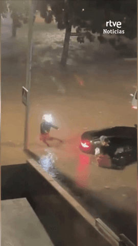 Este es el momento del rescate a dos personas en Torrent, Valencia.