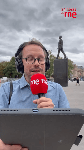 De Gaulle, Churchill y Roosevelt conversan, de alguna manera, en las calles de Par�s