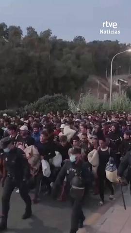  La Polic�a traslada a 864 migrantes de Loma Colmenar al nuevo centro de acogida de Los Rosales, en Ceuta.
