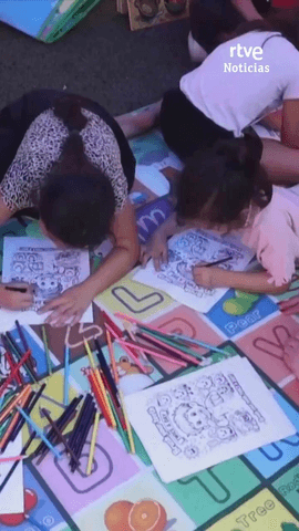  Miles de ni�os desplazados por la guerra en el L�bano comienzan un nuevo curso lejos de sus hogares y de la vida que conoc�an.