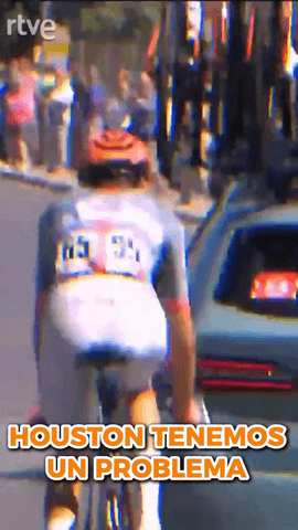 Houston, Houston, tenemos una problemaAs� ha solventado el equipo INEOS el problema de Carlos Rodr�guez con su emisora durante la etapa 20 de la #VueltaRTVE12s