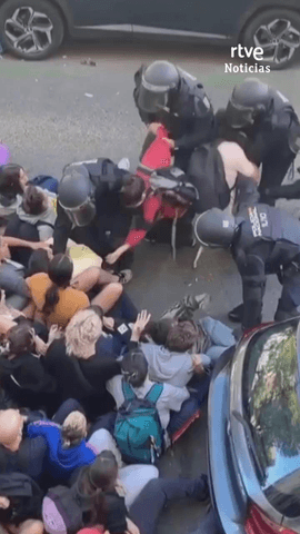 As� ha desalojado la Polic�a a los manifestantes que trataban de impedir el acceso al portal de Maricarmen, la mujer de 87 a�os con un 50% de discapacidad que afronta hoy su cuarto intento de desahucio.