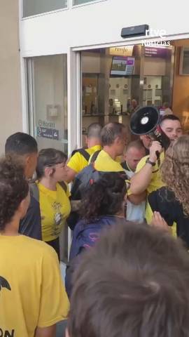 Decenas de profesores cortan las v�as del AVE en Lleida y consiguen detener la circulaci�n ferroviaria.