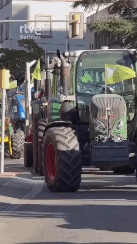  Un centenar de tractors han recorregut Lleida per denunciar l’augment dels costos que asfixien el sector agrari.