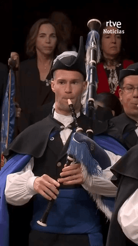 Suena el himno nacional interpretado por la Real Banda de Gaitas Ciudad de Oviedo para dar comienzo a los #PremiosPrincesadeAsturias .