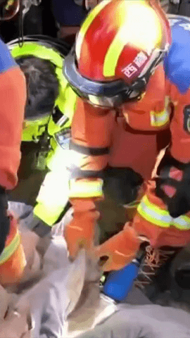 Al menos 16 muertos y 32 heridos en un terremoto de magnitud 7 en el T�bet.